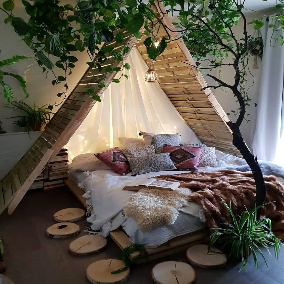 Woodland-themed bedroom with Siberian Fur and moss