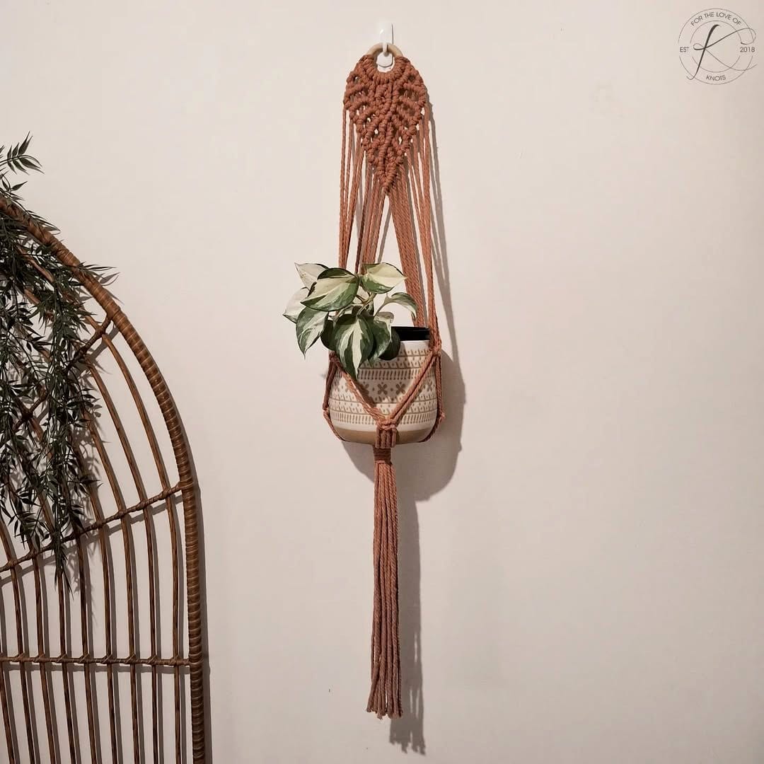 Shell knot plant hanger with ocean-inspired pattern