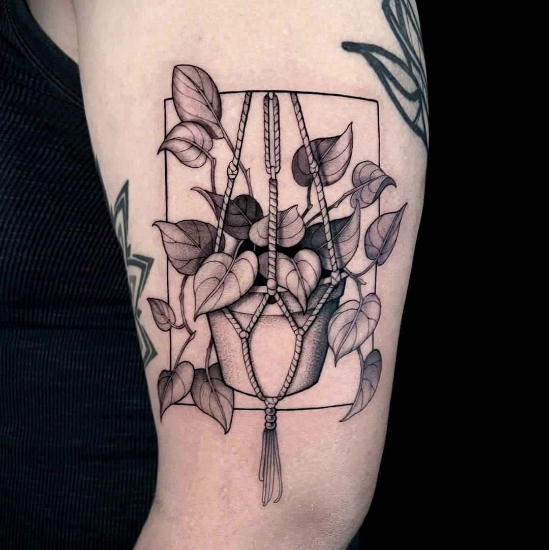 Hanging plant arrangement with tattoo-style elements