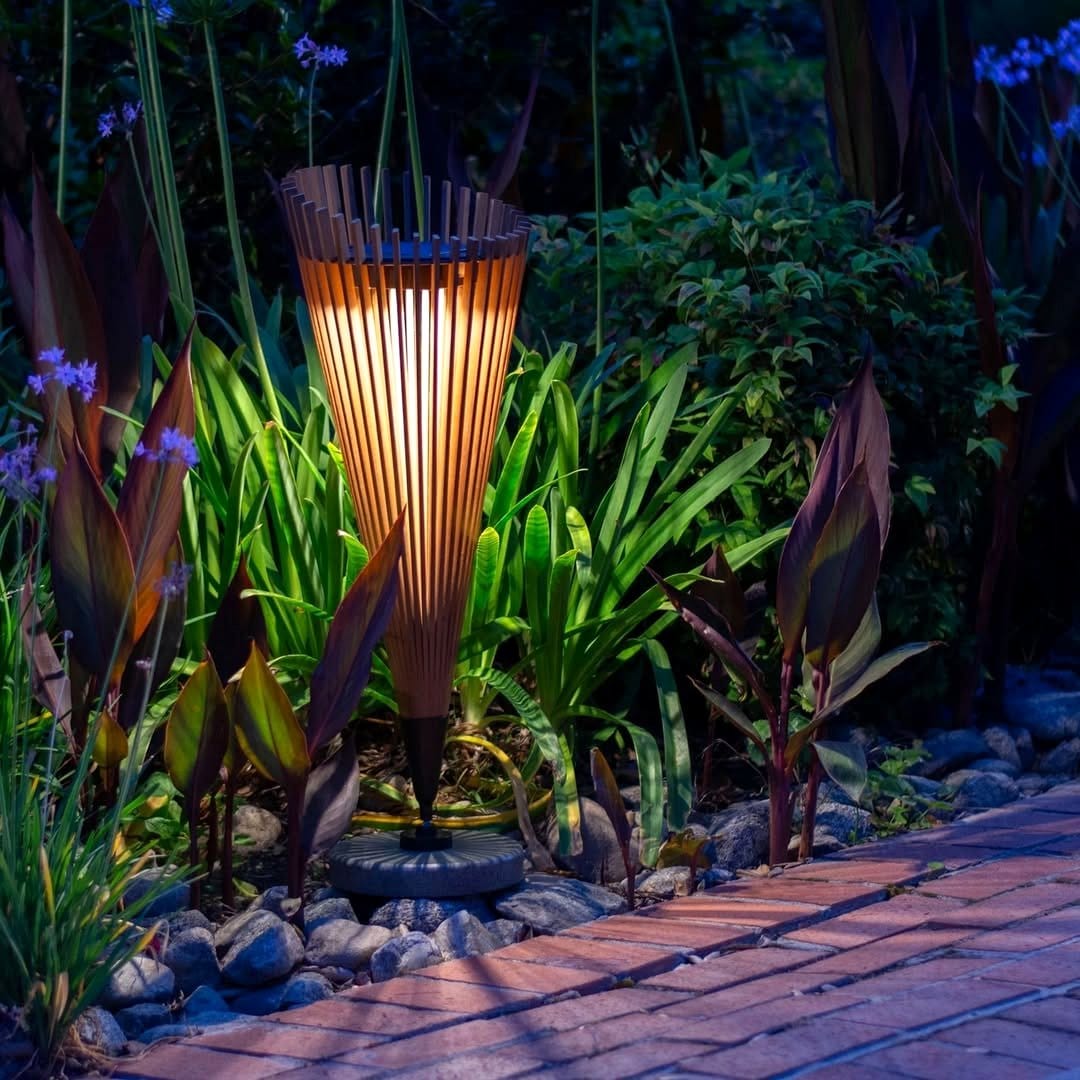 solar pathway lights in garden