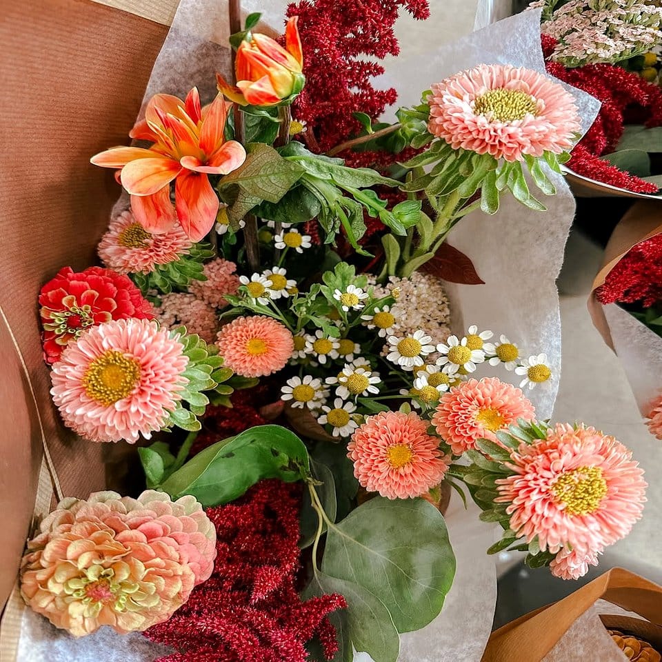 Dried flower arrangement with gradient hues