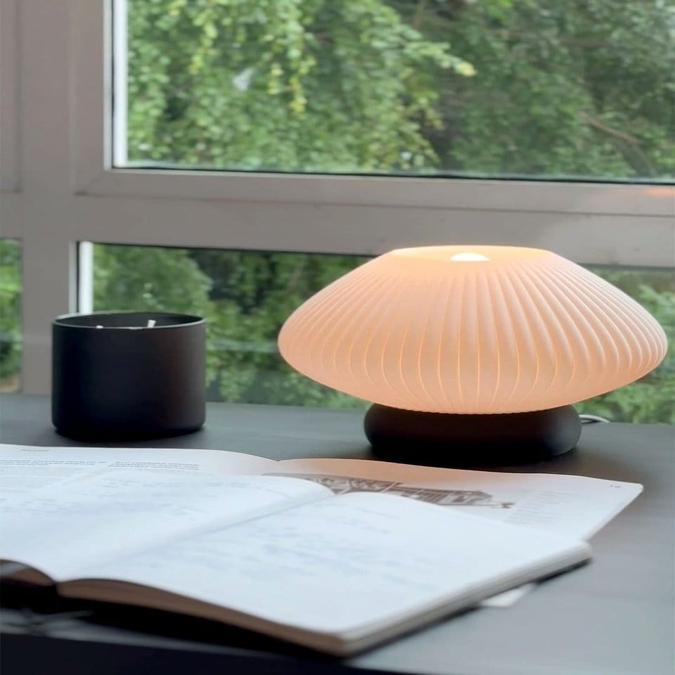 Contemporary table lamp with water lily design