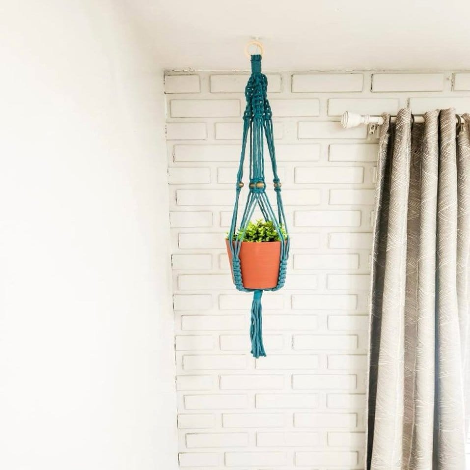 Barrel hitch knot plant hanger with ceramic pot