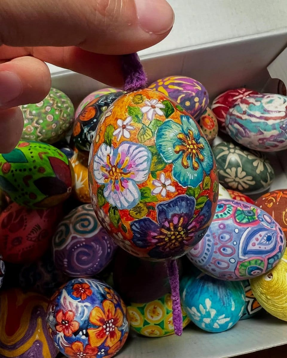 garden art with painted eggshells
