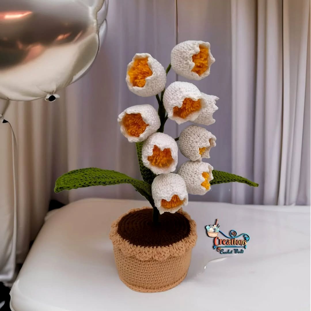 Christmas-themed crochet plant hanger
