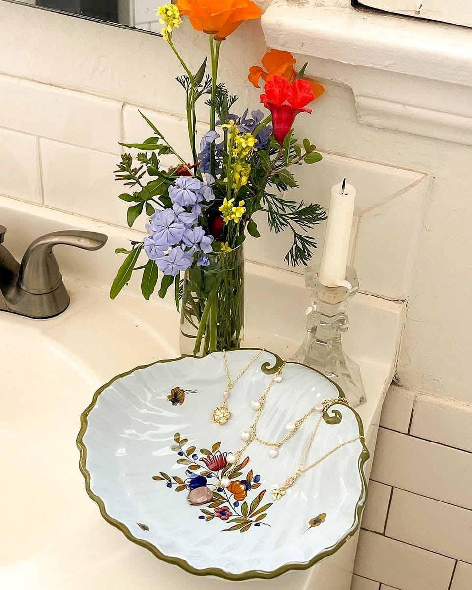vintage porcelain sink with blooming flowers