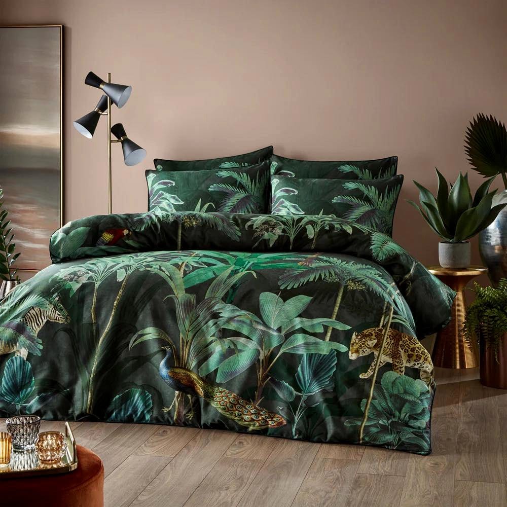 Tropical leaf-patterned duvet cover