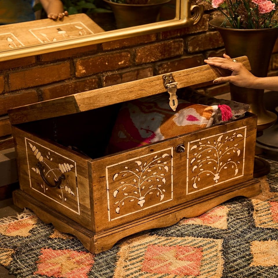 Mixed carved decor with rune stand