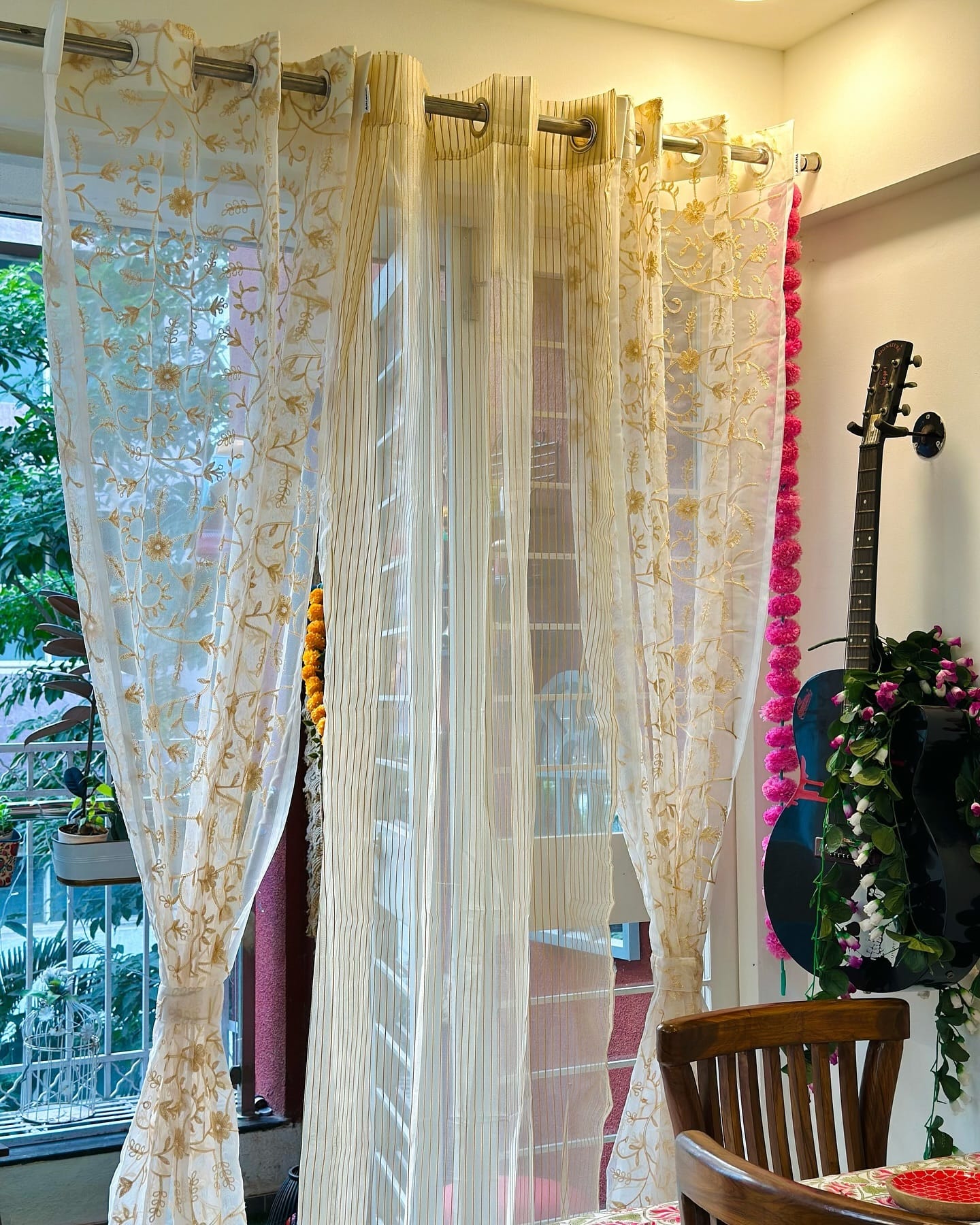 leafy patterned curtains in bedroom