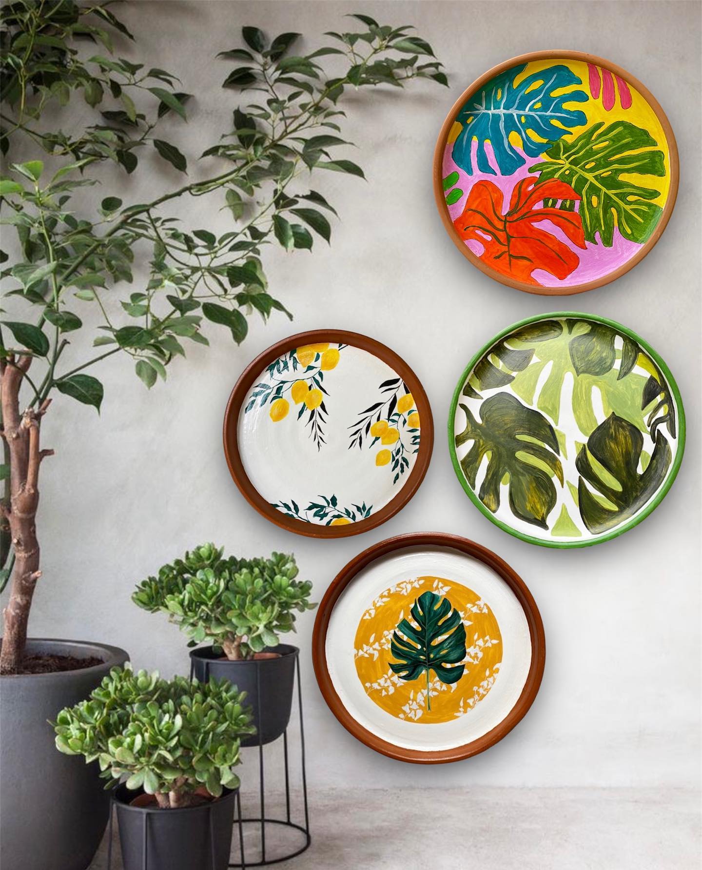 tropical leaf plates on table