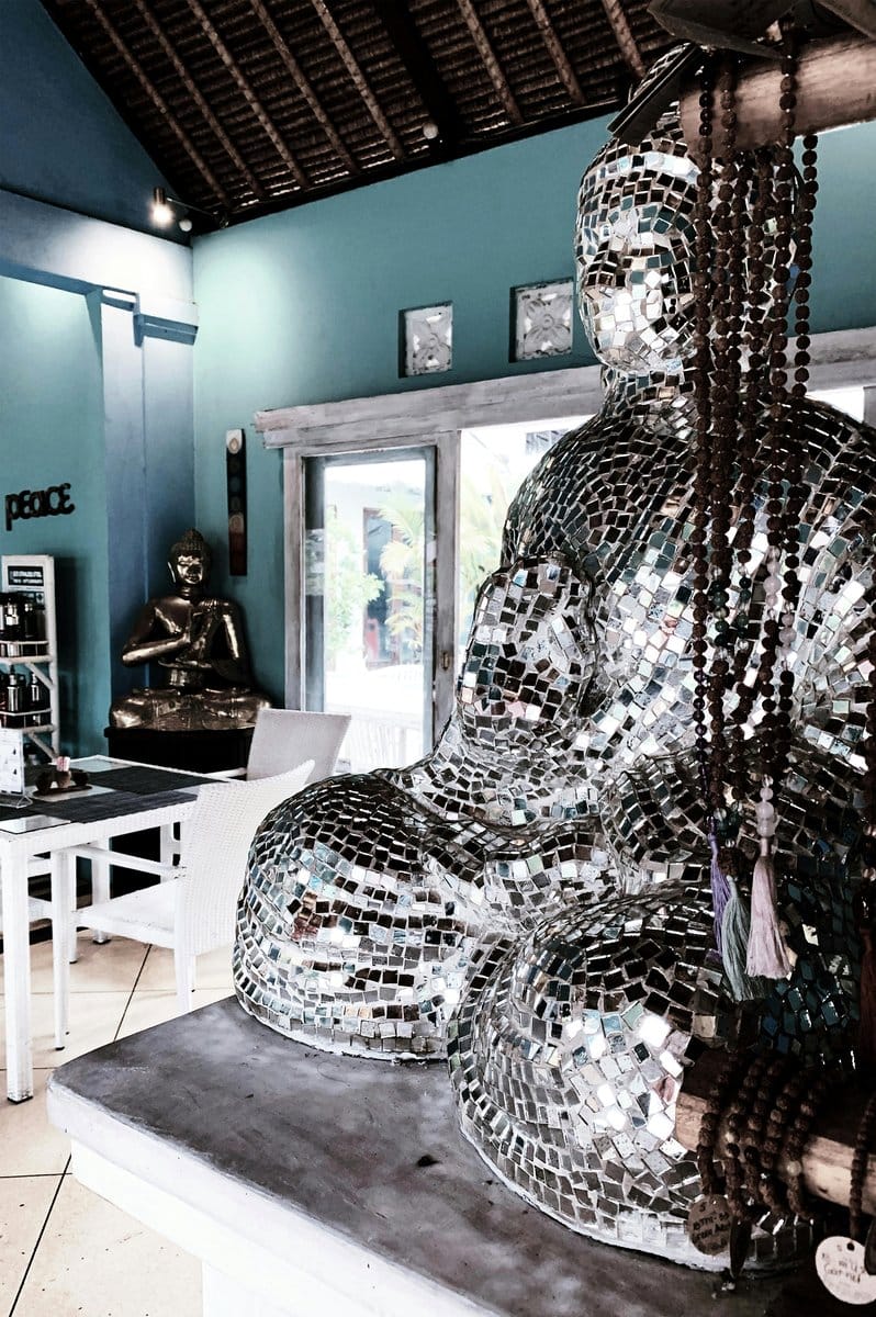 Harmonious garden furniture and mosaic tile decor