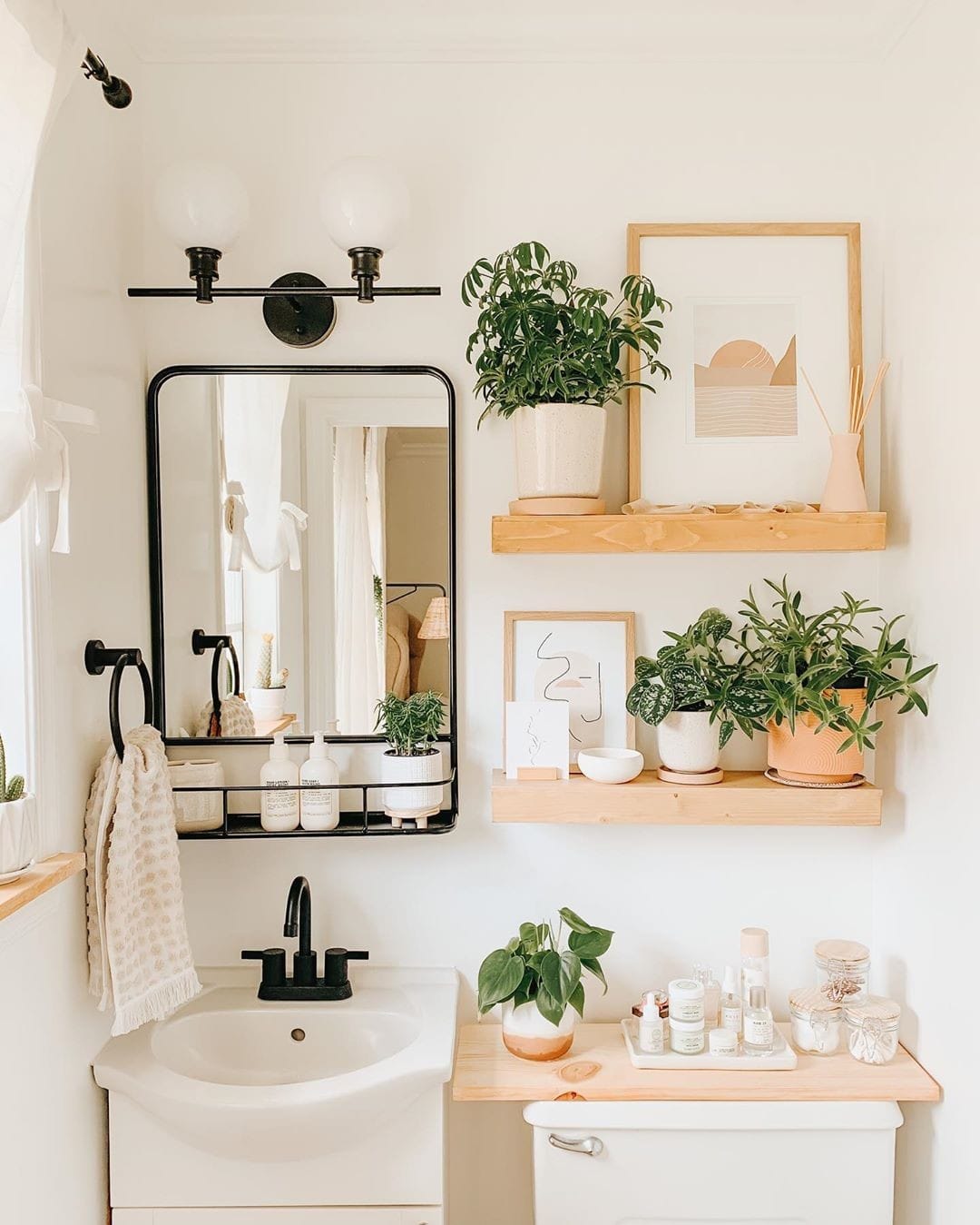 wall-mounted plant light fixture