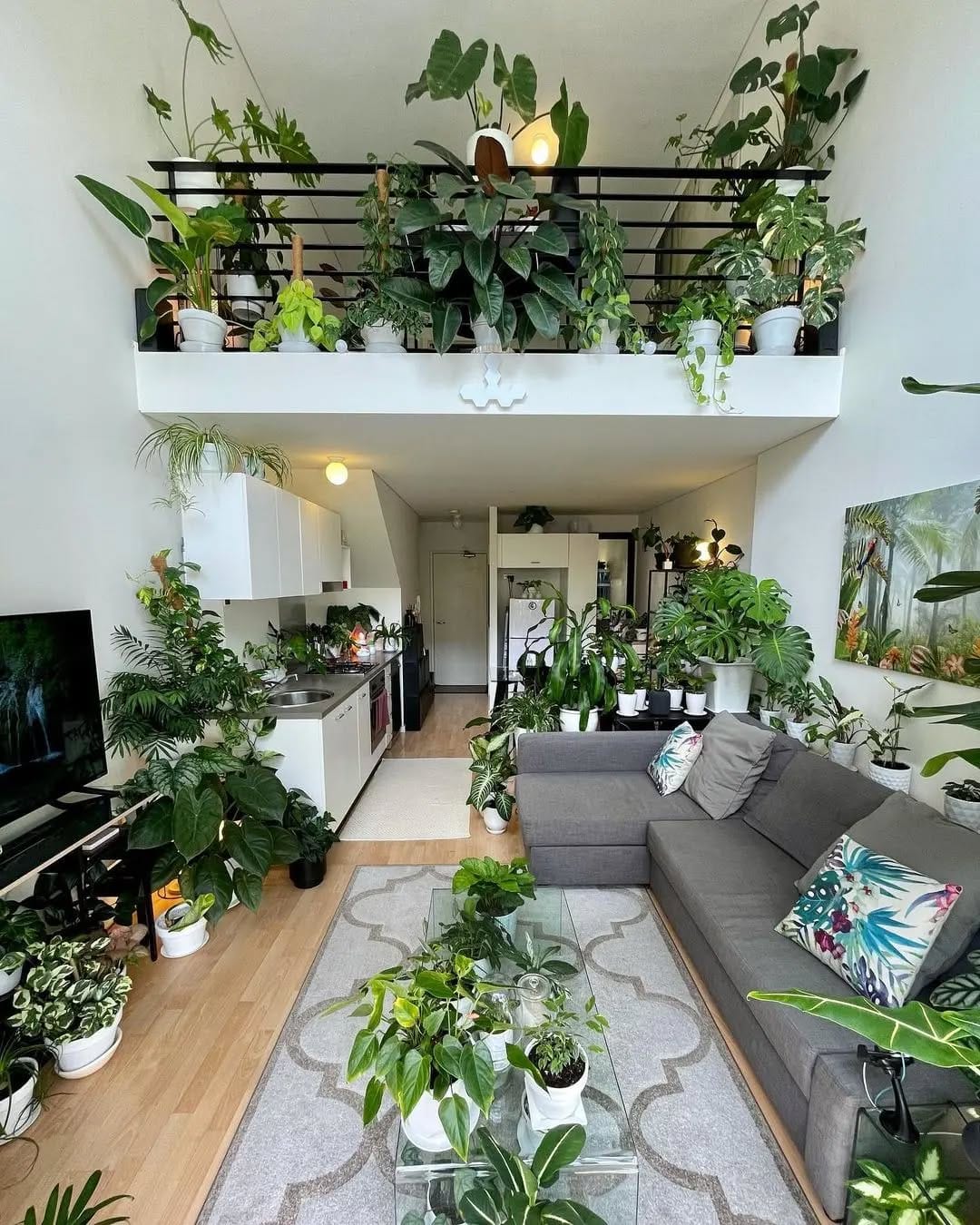 Bold table centerpiece with large monstera leaf