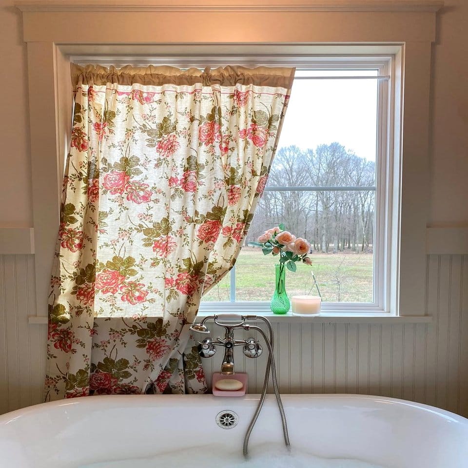 Vintage metal bathtub with lavender