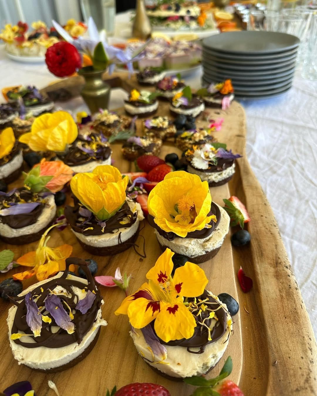 Blooming water lilies in glass bowl