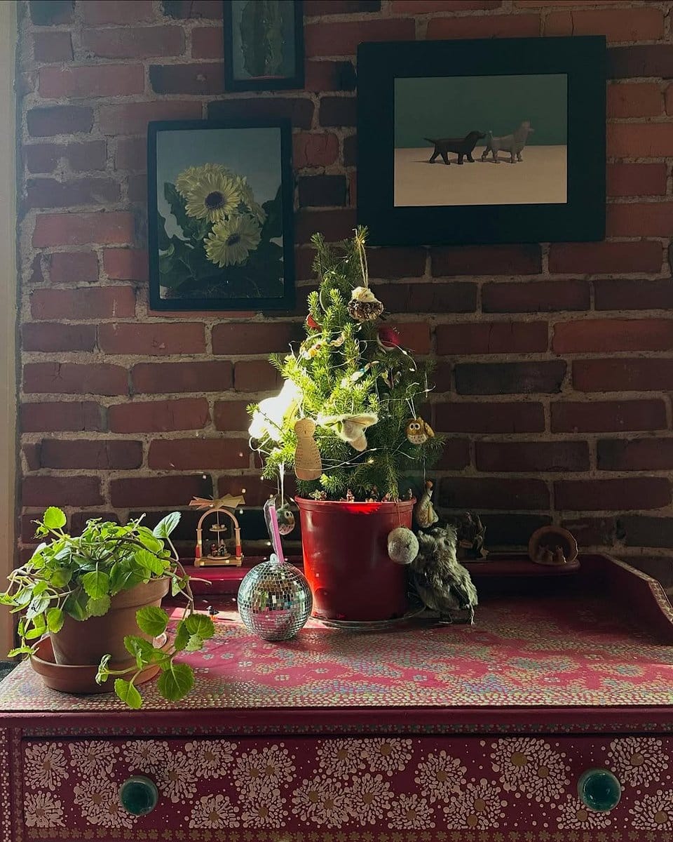 cascading ivy on fireplace mantel