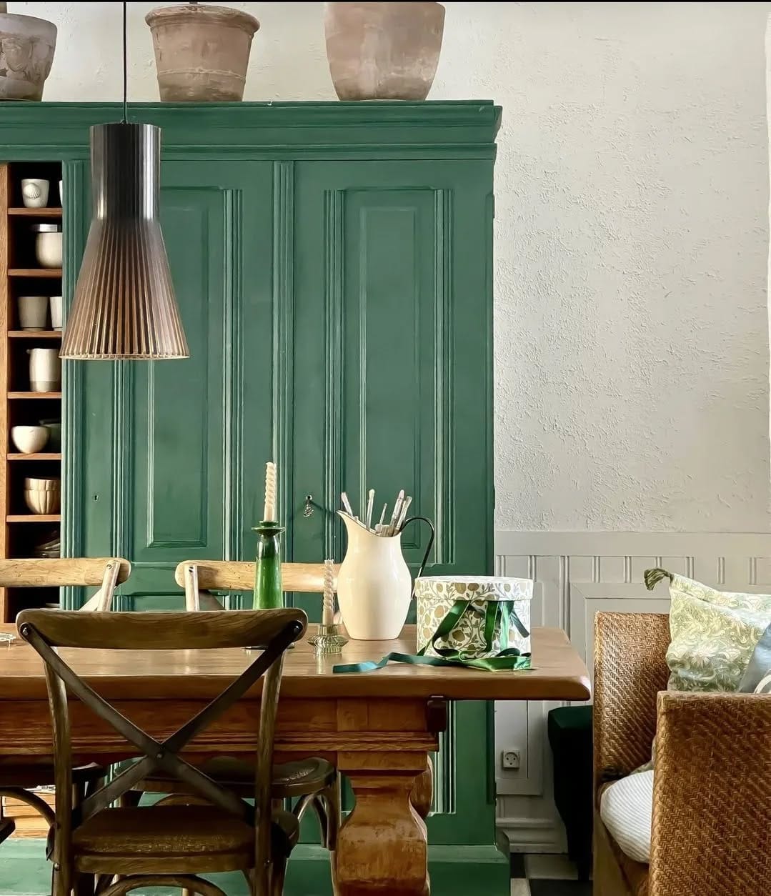 gradient pots on dining table