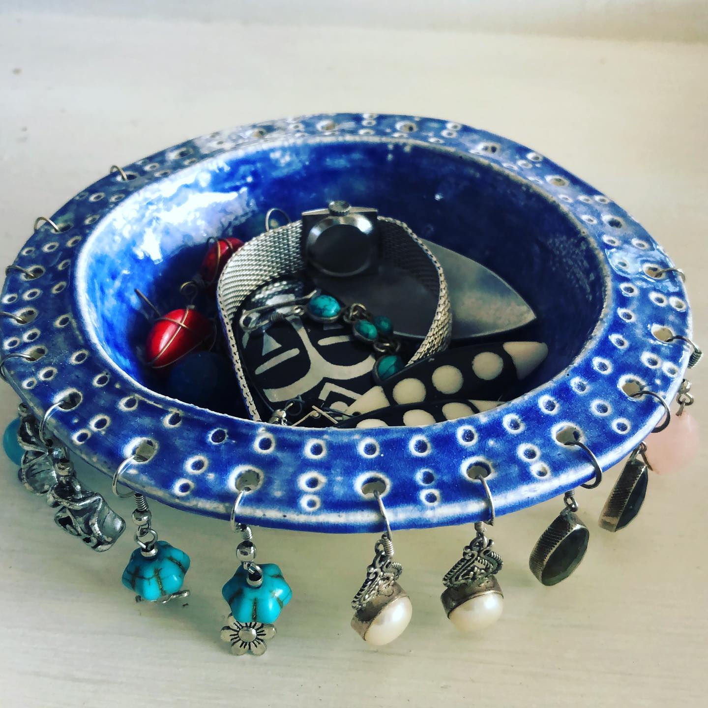 ceramic jewelry holder with earrings